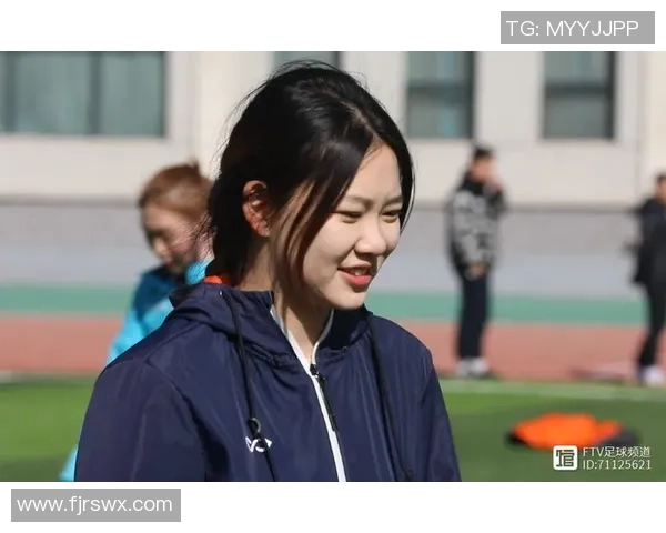 中国足球明星的女友们：她们的故事与生活揭秘